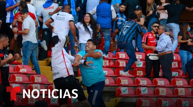 Al menos 22 heridos tras una riña en el fútbol mexicano | Noticias Telemundo
