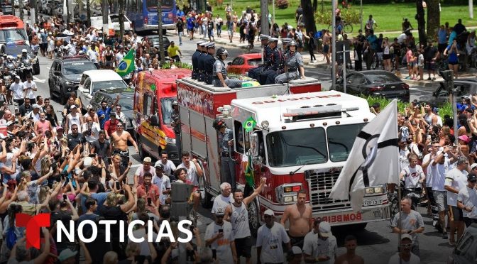 Fervor y respeto en el día del entierro del 'Rey del Fútbol' | Noticias Telemundo