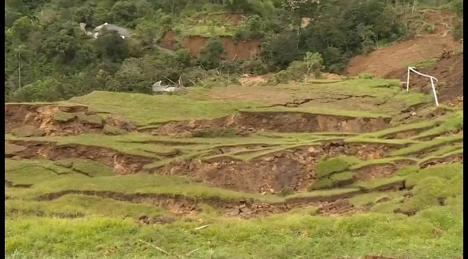 Cancha de fútbol se convirtió en una montaña llena de grietas tras derrumbe en Rosas